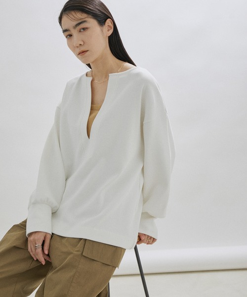 SALON adam et rope'(サロン アダム エ ロペ)の「【洗える】ダンボールVネックプルオーバー(Tシャツ/カットソー・レディース・カーキ/ブラック/ホワイト・FREE)」の1枚目の写真