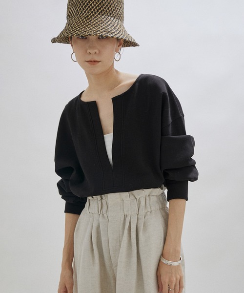 SALON adam et rope'(サロン アダム エ ロペ)の「【洗える】ダンボールVネックプルオーバー(Tシャツ/カットソー・レディース・カーキ/ブラック/ホワイト・FREE)」の2枚目の写真