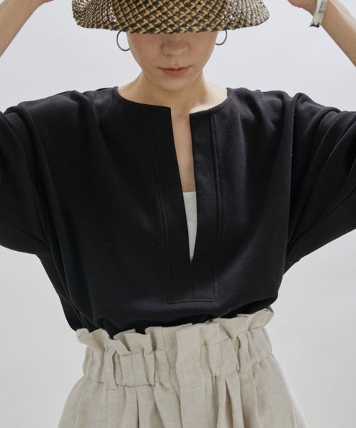 SALON adam et rope'(サロン アダム エ ロペ)の「【洗える】ダンボールVネックプルオーバー(Tシャツ/カットソー・レディース・カーキ/ブラック/ホワイト・FREE)」の4枚目の写真