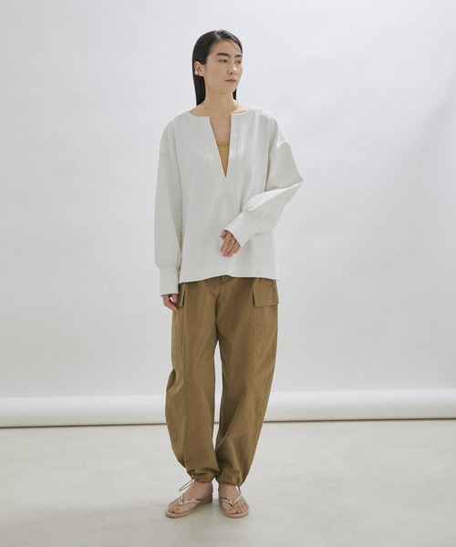 SALON adam et rope'(サロン アダム エ ロペ)の「【洗える】ダンボールVネックプルオーバー(Tシャツ/カットソー・レディース・カーキ/ブラック/ホワイト・FREE)」の6枚目の写真