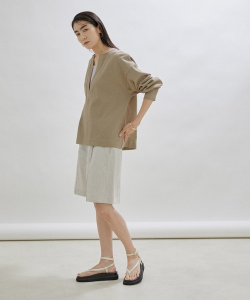 SALON adam et rope'(サロン アダム エ ロペ)の「【洗える】ダンボールVネックプルオーバー(Tシャツ/カットソー・レディース・カーキ/ブラック/ホワイト・FREE)」の8枚目の写真