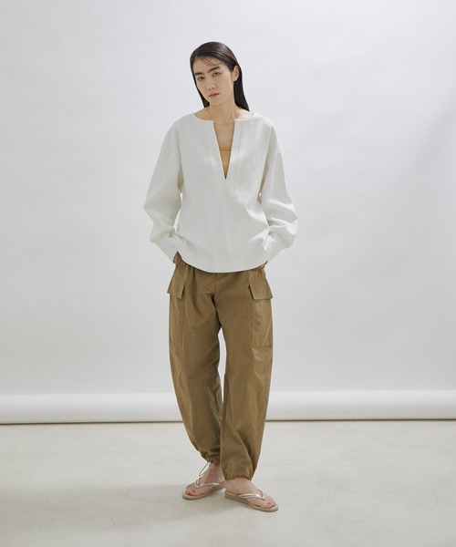 SALON adam et rope'(サロン アダム エ ロペ)の「【洗える】ダンボールVネックプルオーバー(Tシャツ/カットソー・レディース・カーキ/ブラック/ホワイト・FREE)」の11枚目の写真