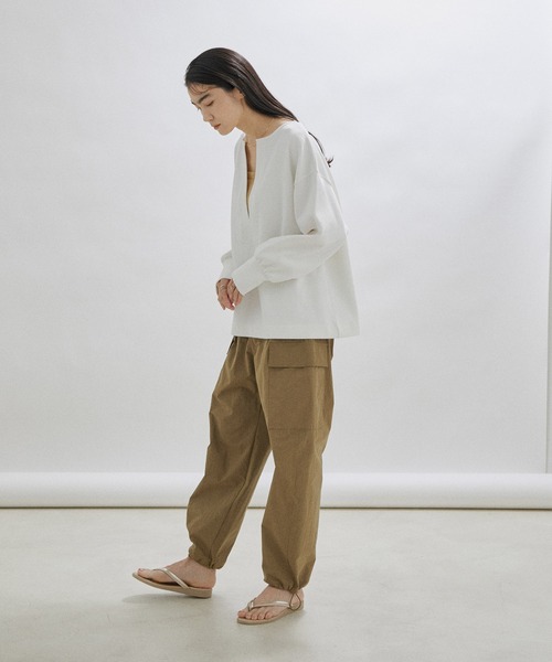 SALON adam et rope'(サロン アダム エ ロペ)の「【洗える】ダンボールVネックプルオーバー(Tシャツ/カットソー・レディース・カーキ/ブラック/ホワイト・FREE)」の12枚目の写真