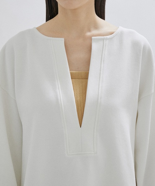 SALON adam et rope'(サロン アダム エ ロペ)の「【洗える】ダンボールVネックプルオーバー(Tシャツ/カットソー・レディース・カーキ/ブラック/ホワイト・FREE)」の18枚目の写真