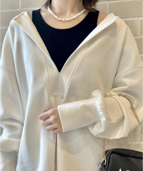 SALON adam et rope'(サロン アダム エ ロペ)の「【洗える】ダンボールVネックプルオーバー(Tシャツ/カットソー・レディース・カーキ/ブラック/ホワイト・FREE)」の22枚目の写真