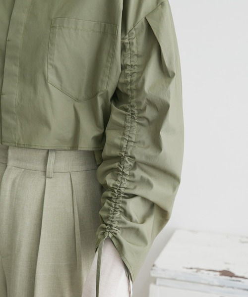 KBF(ケイビーエフ)の「ドロストギャザースリーブシャツ(シャツ/ブラウス・レディース・ブルー/カーキ/ホワイト・ONE)」の15枚目の写真