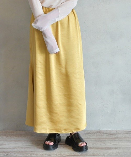 サテンロングスカート