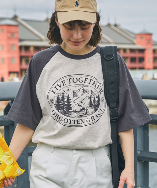 MONO-MART LADY'S(モノマートレディース)の「フォレストグラフィックスーベニアラグランTシャツ(Tシャツ/カットソー・レディース・チャコール/グリーン/ネイビー・FREE)」の1枚目の写真