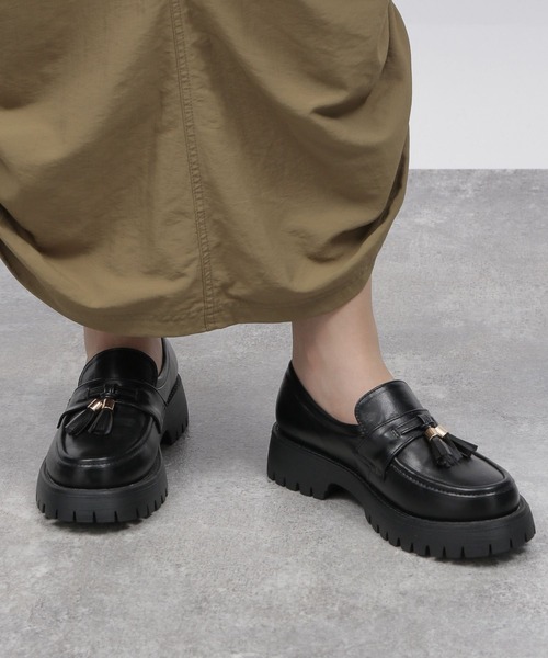 LAKOLE（ラコレ）の「タッセルタンクソールローファー / 970250（ローファー・レディース・ブラック/ブラウン・MEDIUM/LARGE）」の2枚目の写真