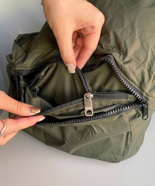 fredy emue（フレディエミュ）の「ポケッタブルエアーデイパック（バックパック/リュック・レディース・オリーブ/グレー/ブラック・FREE）」の13枚目の写真