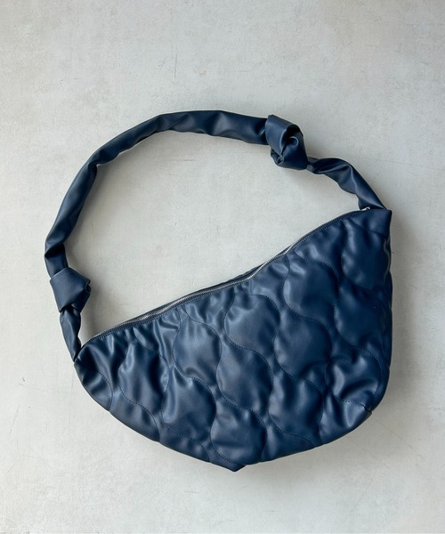 CPCM(シーピーシーエム)の「合皮キルトBIGショルダー(ショルダーバッグ・レディース・ネイビー/アイボリー/ブラック・FREE)」の1枚目の写真