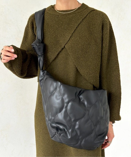 CPCM(シーピーシーエム)の「合皮キルトBIGショルダー(ショルダーバッグ・レディース・ネイビー/アイボリー/ブラック・FREE)」の3枚目の写真