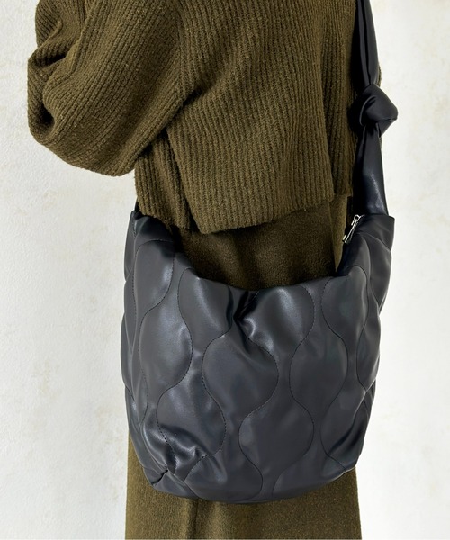 CPCM(シーピーシーエム)の「合皮キルトBIGショルダー(ショルダーバッグ・レディース・ネイビー/アイボリー/ブラック・FREE)」の4枚目の写真