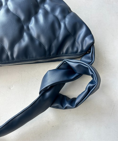 CPCM(シーピーシーエム)の「合皮キルトBIGショルダー(ショルダーバッグ・レディース・ネイビー/アイボリー/ブラック・FREE)」の8枚目の写真