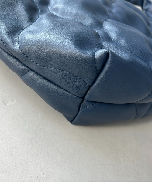 CPCM(シーピーシーエム)の「合皮キルトBIGショルダー(ショルダーバッグ・レディース・ネイビー/アイボリー/ブラック・FREE)」の10枚目の写真