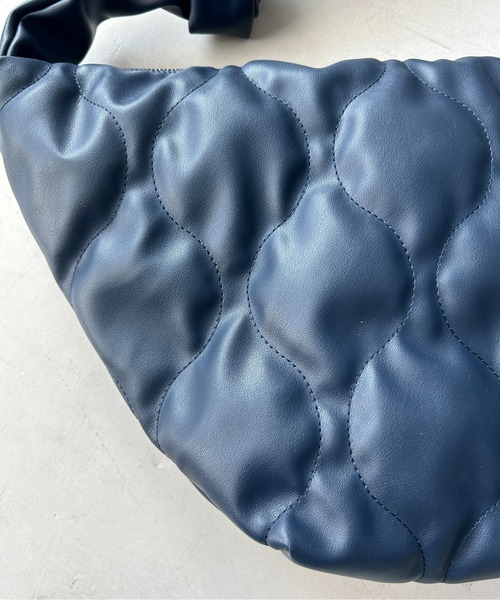 CPCM(シーピーシーエム)の「合皮キルトBIGショルダー(ショルダーバッグ・レディース・ネイビー/アイボリー/ブラック・FREE)」の11枚目の写真