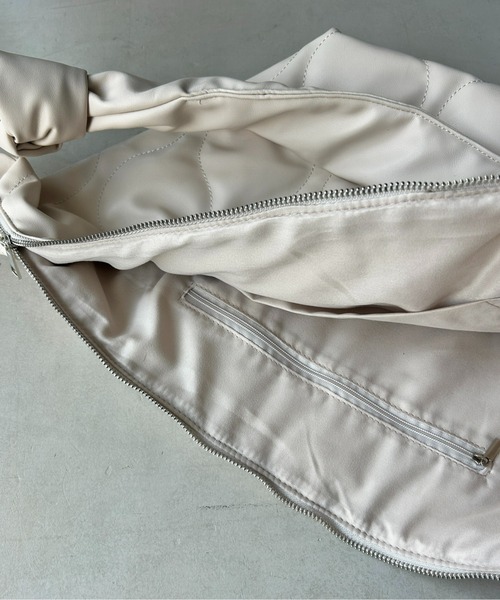 CPCM(シーピーシーエム)の「合皮キルトBIGショルダー(ショルダーバッグ・レディース・ネイビー/アイボリー/ブラック・FREE)」の16枚目の写真