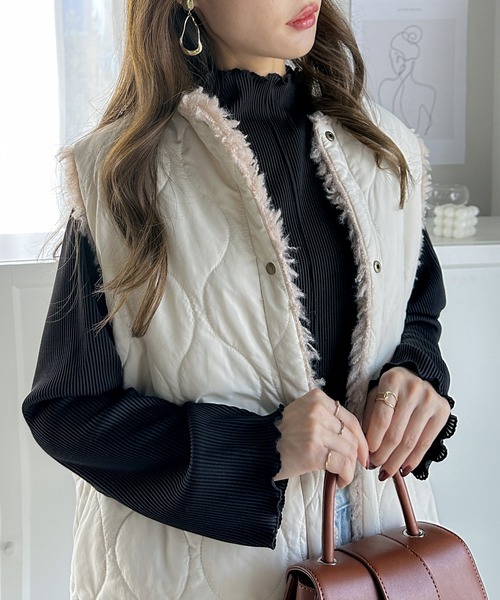 classicalelf(クラシカルエルフ)の「艶感で着こなしにアクセント。2wayプリーツメロウインナー。(Tシャツ/カットソー・レディース・ブラック/ブルー/モカ/グレイッシュベージュ・LARGE/SMALL/MEDIUM/X-LARGE)」の9枚目の写真