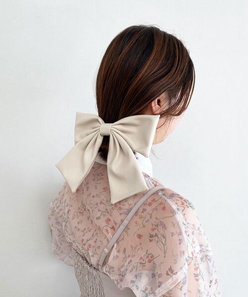 MAJESTIC LEGON(マジェスティックレゴン)の「bigリボンバレッタ(バレッタ/ヘアクリップ・レディース・アイボリー/ブラック・FREE)」の4枚目の写真