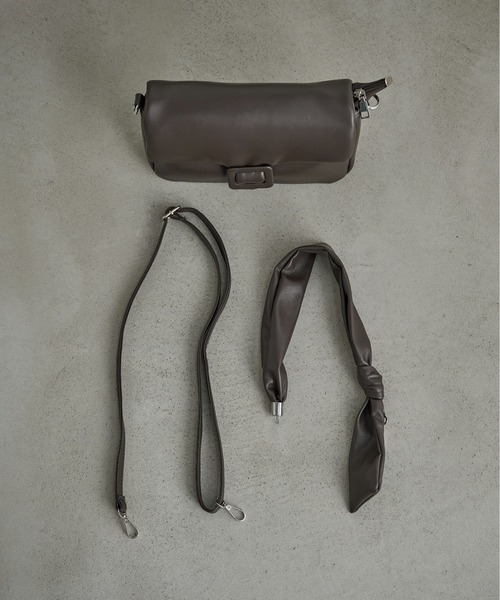 THE YOn（ザヨン）の「ノットショルダースクエアパフバッグ（ショルダーバッグ・レディース・ブラック/サックスブルー/ベージュ/オレンジ/グレイッシュベージュ/カーキ/ブラウン/ピンク・FREE）」の19枚目の写真