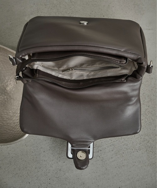 THE YOn（ザヨン）の「ノットショルダースクエアパフバッグ（ショルダーバッグ・レディース・ブラック/サックスブルー/ベージュ/オレンジ/グレイッシュベージュ/カーキ/ブラウン/ピンク・FREE）」の20枚目の写真