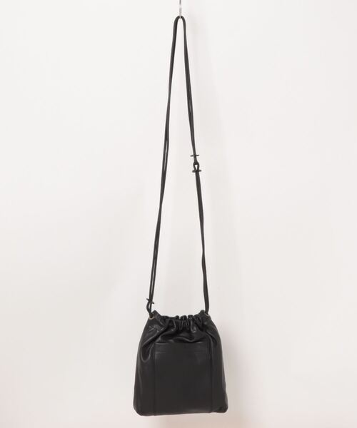 ゲンテン　黒のレザードローストリングバッグ　巾着　ショルダー genten（ゲンテン）の「gentenドローストリングバッグ/巾着