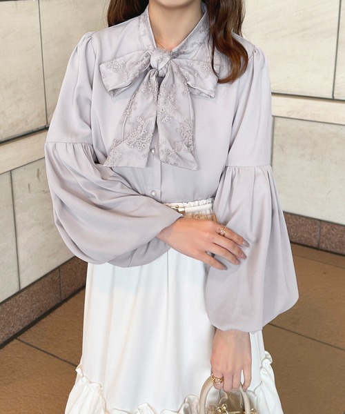 美品　heve.ベイブ　バルーンボウタイブラウス　白色　受注商品 美品 heve.ベイブ バルーンボウタイブラウス 白色 受注商品 大人のボウ