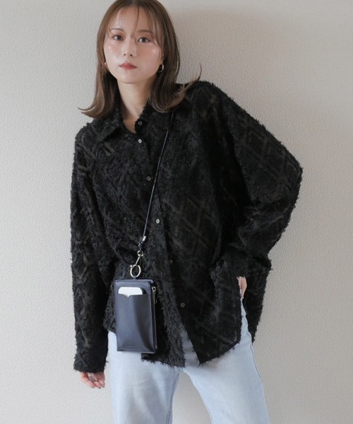 Reurie'（レウリィ）の「【original】オーバーサイズパターンシャツ / ロングシャツ シアー 柄シャツ ニュアンス柄 花柄 線画 フリンジジャガード きれいめ シンプル オフィスカジュアル（シャツ/ブラウス・レディース・ブルー系その他/ネイビー/アイボリー/ブラック・FREE）」の2枚目の写真
