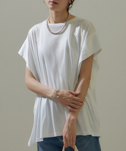 SALON adam et rope'(サロン アダム エ ロペ)の「【雑誌掲載】スムースフロープルオーバー/ビッグTシャツ【接触冷感・UVケア】(Tシャツ/カットソー・レディース・ブラック/ベージュ/ホワイト・FREE)」の2枚目の写真