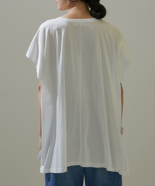 SALON adam et rope'(サロン アダム エ ロペ)の「【雑誌掲載】スムースフロープルオーバー/ビッグTシャツ【接触冷感・UVケア】(Tシャツ/カットソー・レディース・ブラック/ベージュ/ホワイト・FREE)」の16枚目の写真
