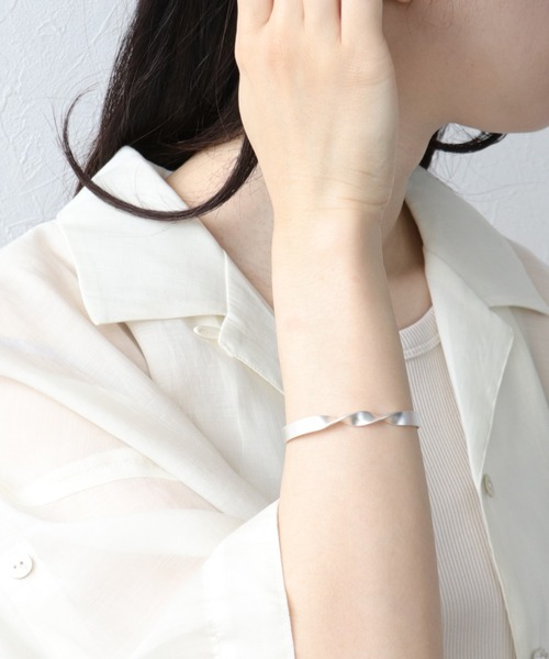 Three Four Time(スリーフォータイム)の「ツイストマットバングル(バングル/リストバンド・レディース・シルバー/ゴールド・FREE)」の1枚目の写真