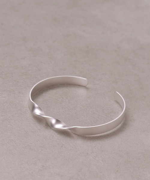 Three Four Time(スリーフォータイム)の「ツイストマットバングル(バングル/リストバンド・レディース・シルバー/ゴールド・FREE)」の5枚目の写真