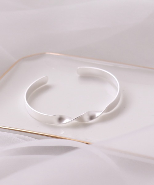 Three Four Time(スリーフォータイム)の「ツイストマットバングル(バングル/リストバンド・レディース・シルバー/ゴールド・FREE)」の7枚目の写真