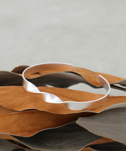 Three Four Time(スリーフォータイム)の「ツイストマットバングル(バングル/リストバンド・レディース・シルバー/ゴールド・FREE)」の12枚目の写真