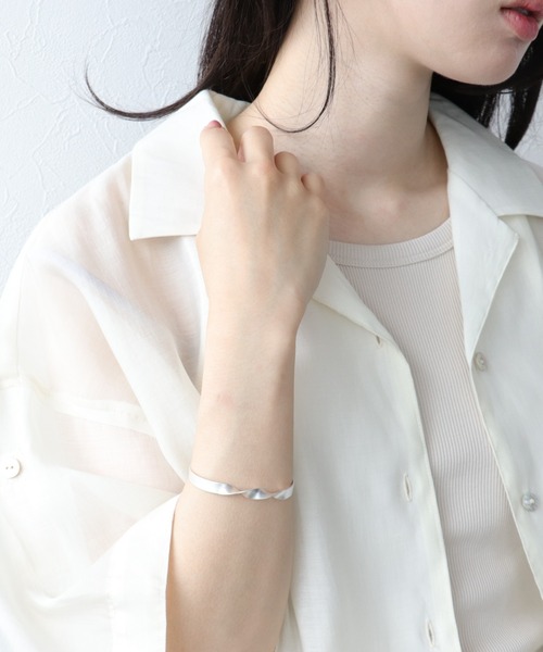 Three Four Time(スリーフォータイム)の「ツイストマットバングル(バングル/リストバンド・レディース・シルバー/ゴールド・FREE)」の8枚目の写真