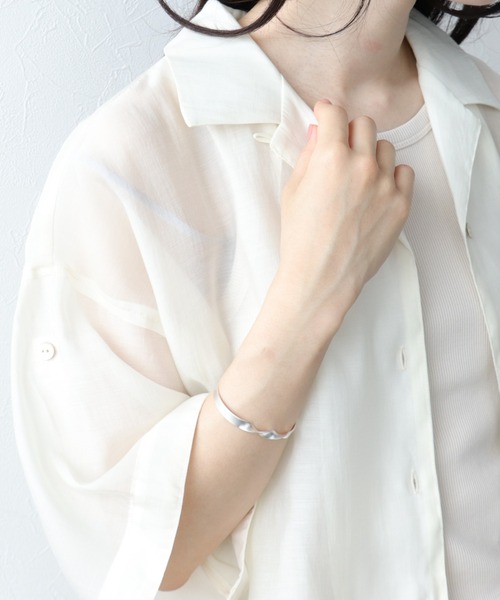 Three Four Time(スリーフォータイム)の「ツイストマットバングル(バングル/リストバンド・レディース・シルバー/ゴールド・FREE)」の9枚目の写真