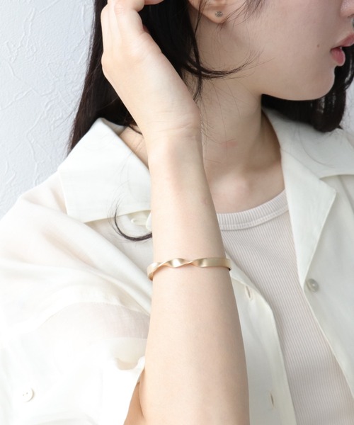 Three Four Time(スリーフォータイム)の「ツイストマットバングル(バングル/リストバンド・レディース・シルバー/ゴールド・FREE)」の10枚目の写真