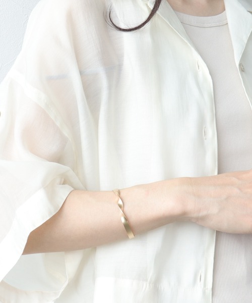 Three Four Time(スリーフォータイム)の「ツイストマットバングル(バングル/リストバンド・レディース・シルバー/ゴールド・FREE)」の11枚目の写真
