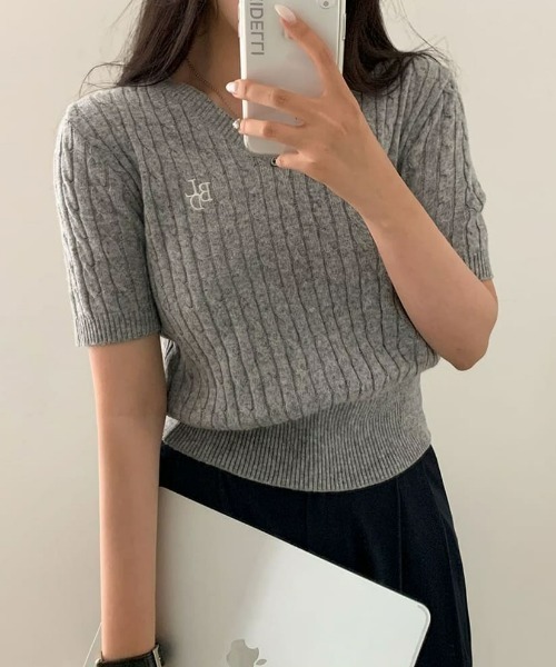 BEIDELLI（ベイデリー）の「[BELLIDE MADE]  ケーブルVネックセミクロップ半袖ニット（ニット/セーター・レディース・スカイブルー/ピンク/イエロー/オートミール/グレー/ネイビー・FREE）」の19枚目の写真