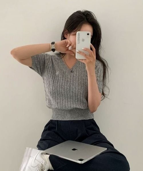 BEIDELLI（ベイデリー）の「[BELLIDE MADE]  ケーブルVネックセミクロップ半袖ニット（ニット/セーター・レディース・スカイブルー/ピンク/イエロー/オートミール/グレー/ネイビー・FREE）」の17枚目の写真