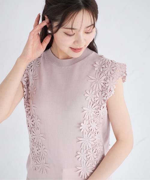 tocco closet(トッコ クローゼット)の「ショルダーフラワーレースニットプルオーバー(ニット/セーター・レディース・ブラック/オフホワイト/グリーン/ピンクベージュ・M)」の4枚目の写真