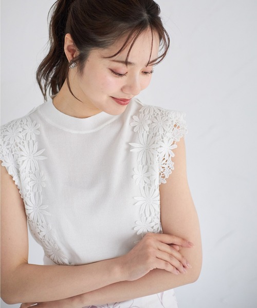 tocco closet(トッコ クローゼット)の「ショルダーフラワーレースニットプルオーバー(ニット/セーター・レディース・ブラック/オフホワイト/グリーン/ピンクベージュ・M)」の1枚目の写真