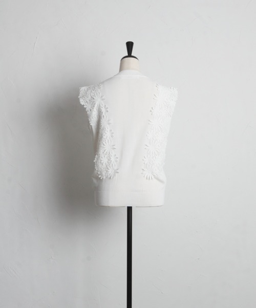 tocco closet(トッコ クローゼット)の「ショルダーフラワーレースニットプルオーバー(ニット/セーター・レディース・ブラック/オフホワイト/グリーン/ピンクベージュ・M)」の5枚目の写真