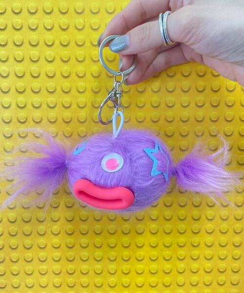 WEGO(ウィゴー)の「WEGO/キャンディモンスターぬいぐるみキーホルダー(キーホルダー・レディース・パープル/ブルー/ピンク・FREE)」の2枚目の写真