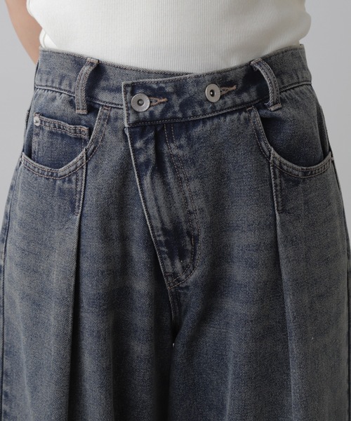 FREE'S MART(フリーズマート)の「アシメベルトタックワイドデニム(デニムパンツ・レディース・ブラック系その他/ブルー系その他・SMALL/MEDIUM)」の5枚目の写真