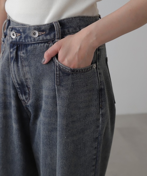 FREE'S MART(フリーズマート)の「アシメベルトタックワイドデニム(デニムパンツ・レディース・ブラック系その他/ブルー系その他・SMALL/MEDIUM)」の4枚目の写真