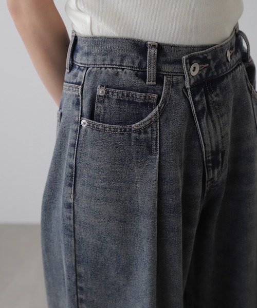 FREE'S MART(フリーズマート)の「アシメベルトタックワイドデニム(デニムパンツ・レディース・ブラック系その他/ブルー系その他・SMALL/MEDIUM)」の3枚目の写真