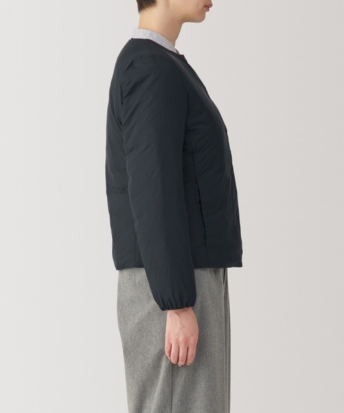 無印良品（ムジルシリョウヒン）の「婦人　軽量ダウンノーカラージャケット（帯電防止裏地）（ダウンジャケット/コート・レディース・ブラック/ライトベージュ/オレンジ系/カーキ系・L/M/S/XL）」の6枚目の写真