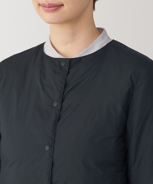 無印良品（ムジルシリョウヒン）の「婦人　軽量ダウンノーカラージャケット（帯電防止裏地）（ダウンジャケット/コート・レディース・ブラック/ライトベージュ/オレンジ系/カーキ系・L/M/S/XL）」の8枚目の写真