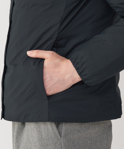 無印良品（ムジルシリョウヒン）の「婦人　軽量ダウンノーカラージャケット（帯電防止裏地）（ダウンジャケット/コート・レディース・ブラック/ライトベージュ/オレンジ系/カーキ系・L/M/S/XL）」の9枚目の写真